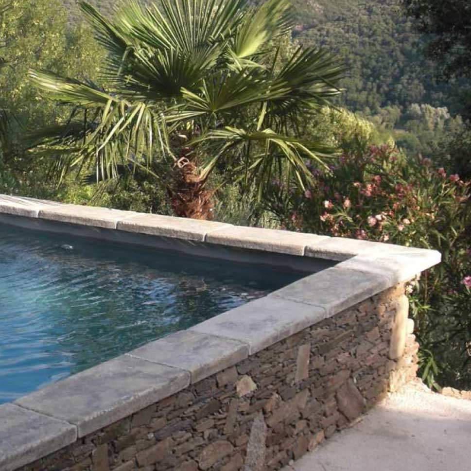 Margelle de piscine massive Bourgeoise pour effet vieux bassin Margelle de piscine massive Bourgeoise pour effet vieux bassin