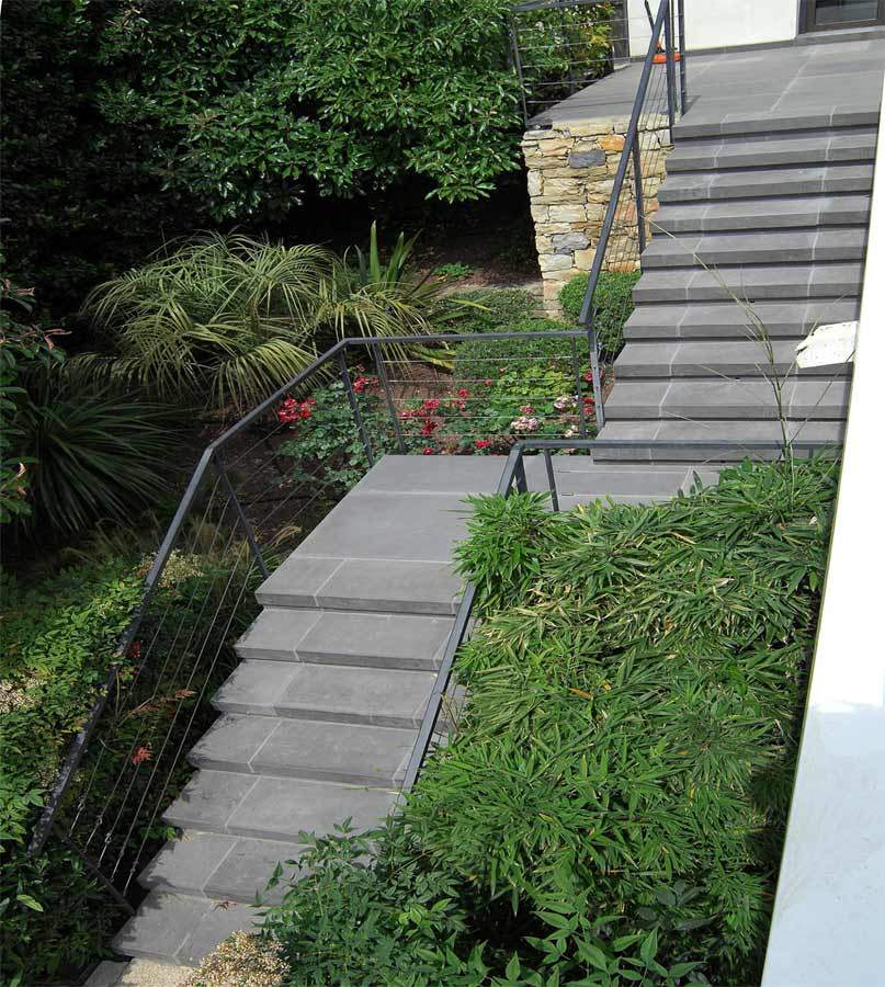 escalier exterieur gris