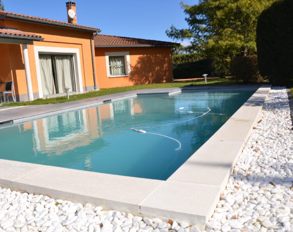 Margelle de piscine plate blanche Margelle de piscine plate blanche