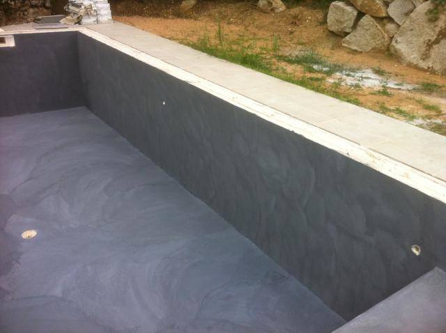 enduit-piscine-gris-anthracite-béton ciré