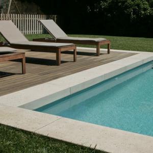 margelle-L-piscine-retombee-talon-beton-blanc