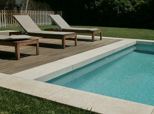 margelle-L-piscine-retombee-talon-beton-blanc