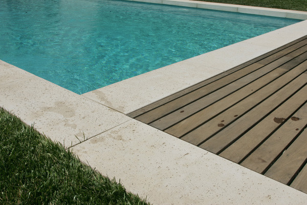 margelle-piscine-retombee-talon-beton-blanc