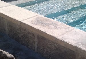 margelle-épaisse-piscine-pierre-béton