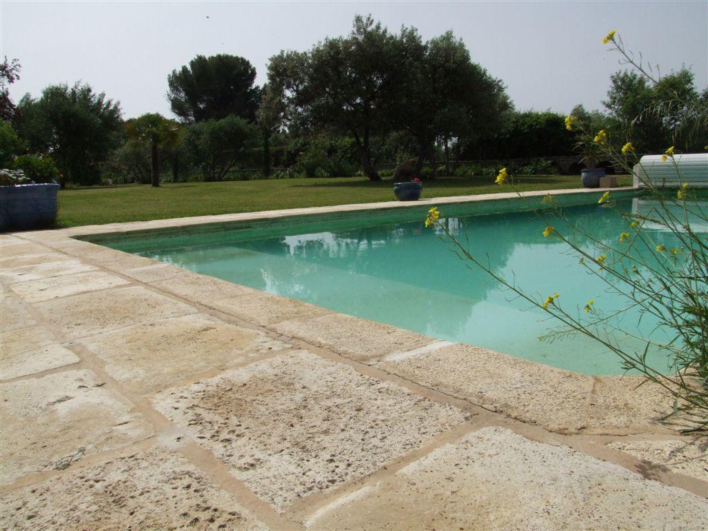 plage-piscine-premier-prix-béton-pierre