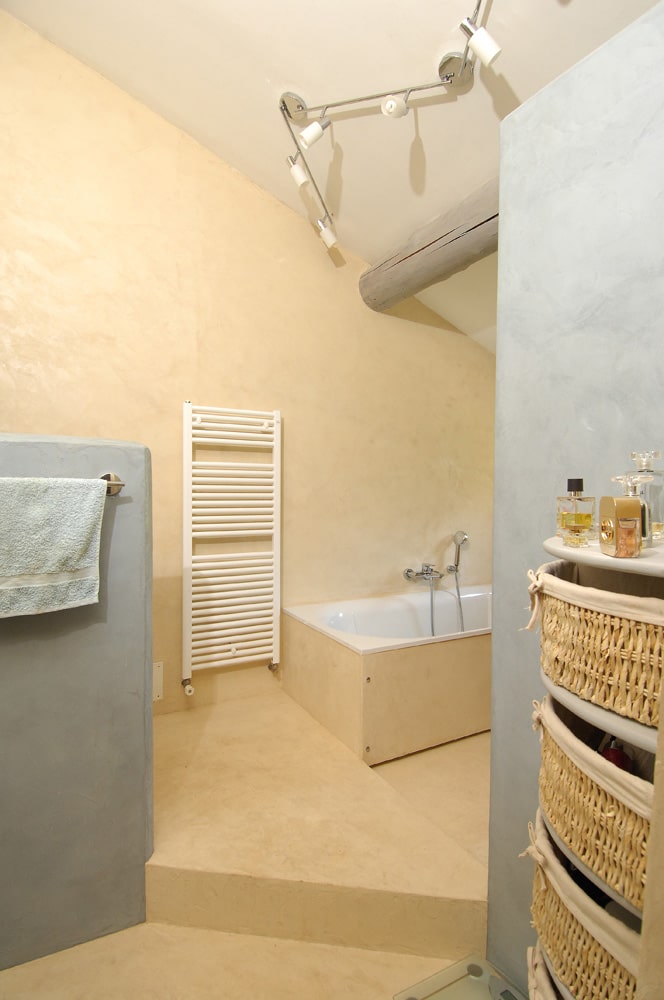salle de bains en béton ciré beige et gris - Rouvière Collection
