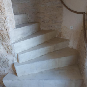 rénovation escalier déformé en béton ciré Rouviere Collection