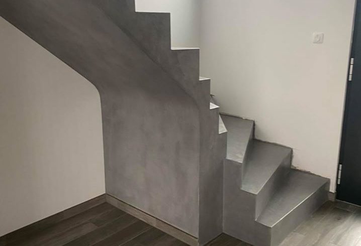 Habillez facilement un escalier avec un enduit béton ciré