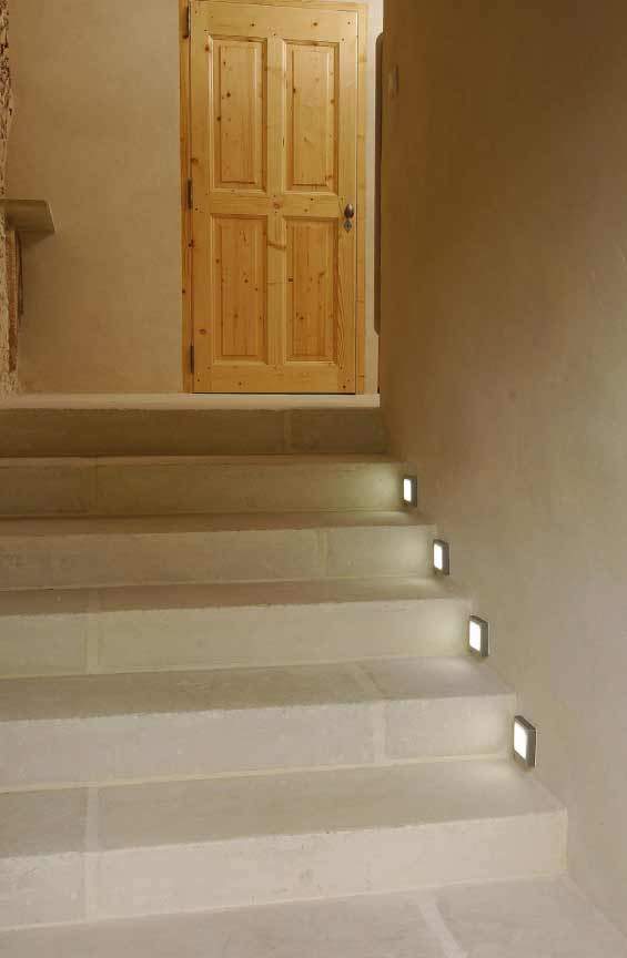 Habillage d’escalier avec des pièces en L façon pierre