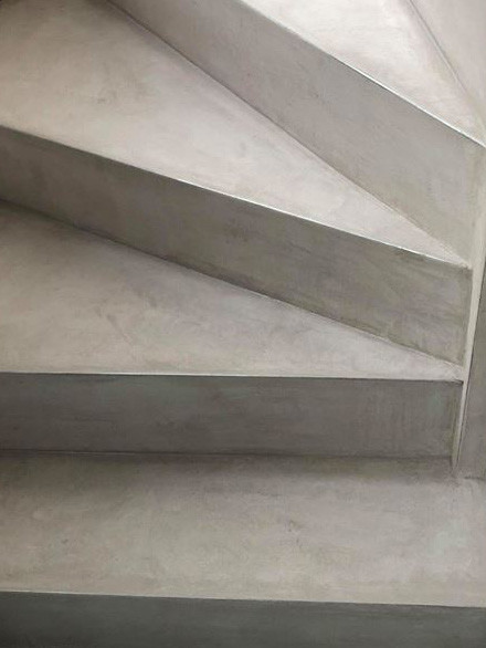 Escalier-béton-ciré-gris