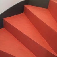 escalier-béton-rouge