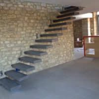 escalier-suspendu-contemporain-béton