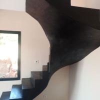 escalier-tournant-béton-noir-contemporain