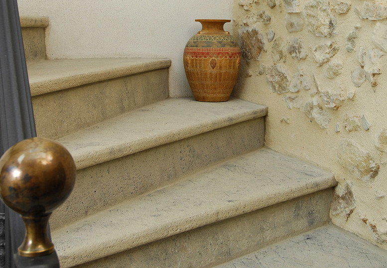 Escalier d'époque avec des marches neuves sur mesure