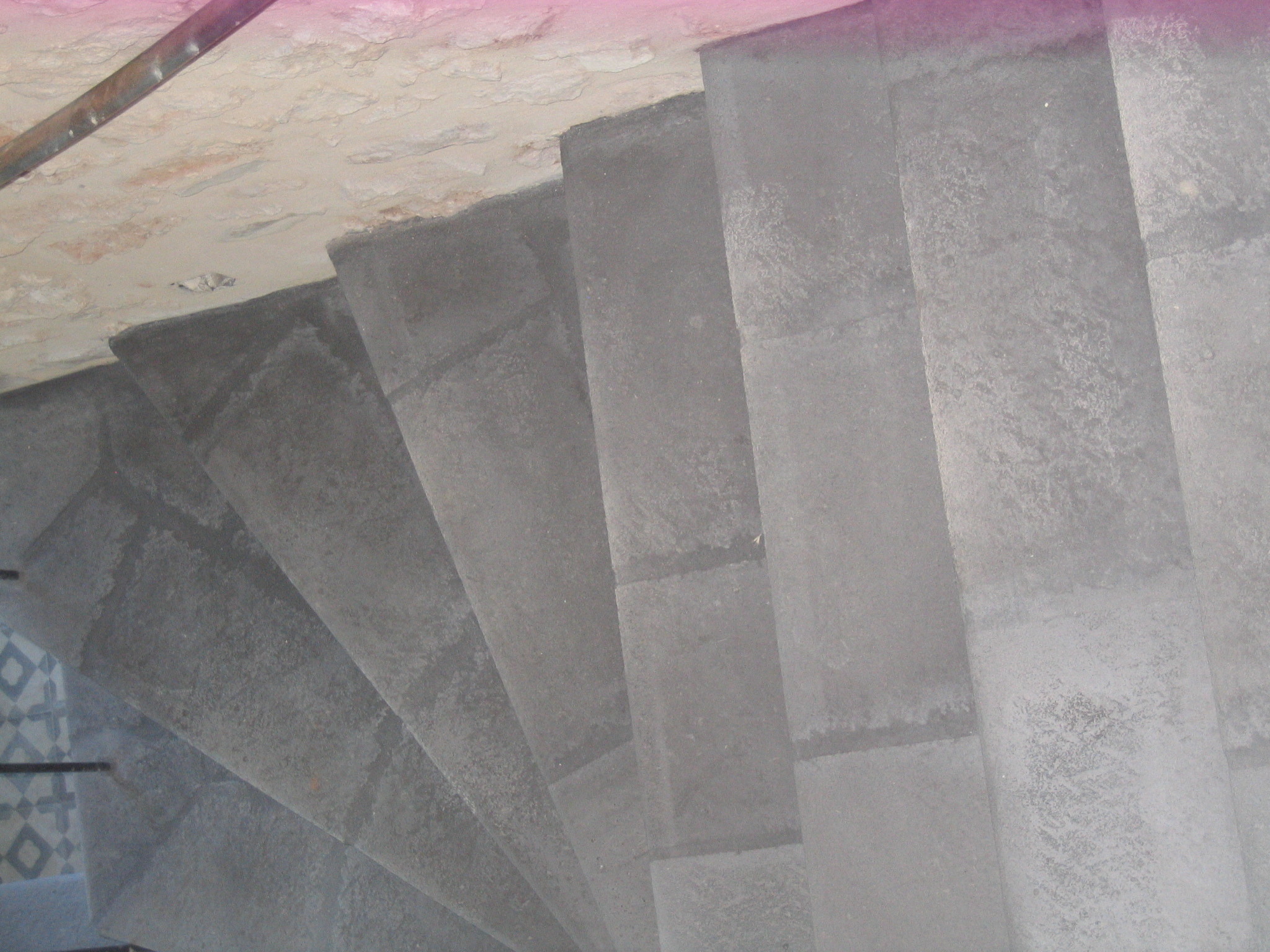 escalier-béton-pierre-gris