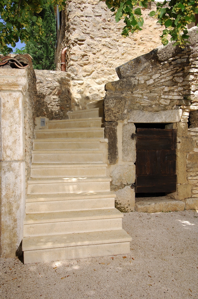 Escalier-exterieur-aspect-pierre-sur-mesure