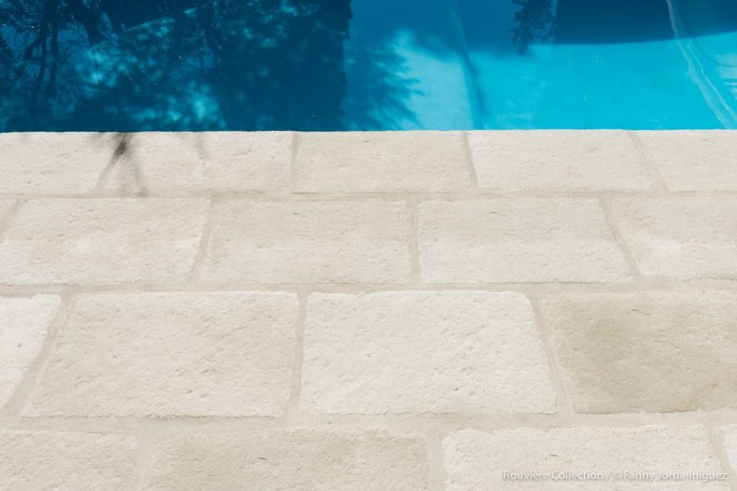 Dallage façon pierre en bord de piscine, modèle Bourgeoise