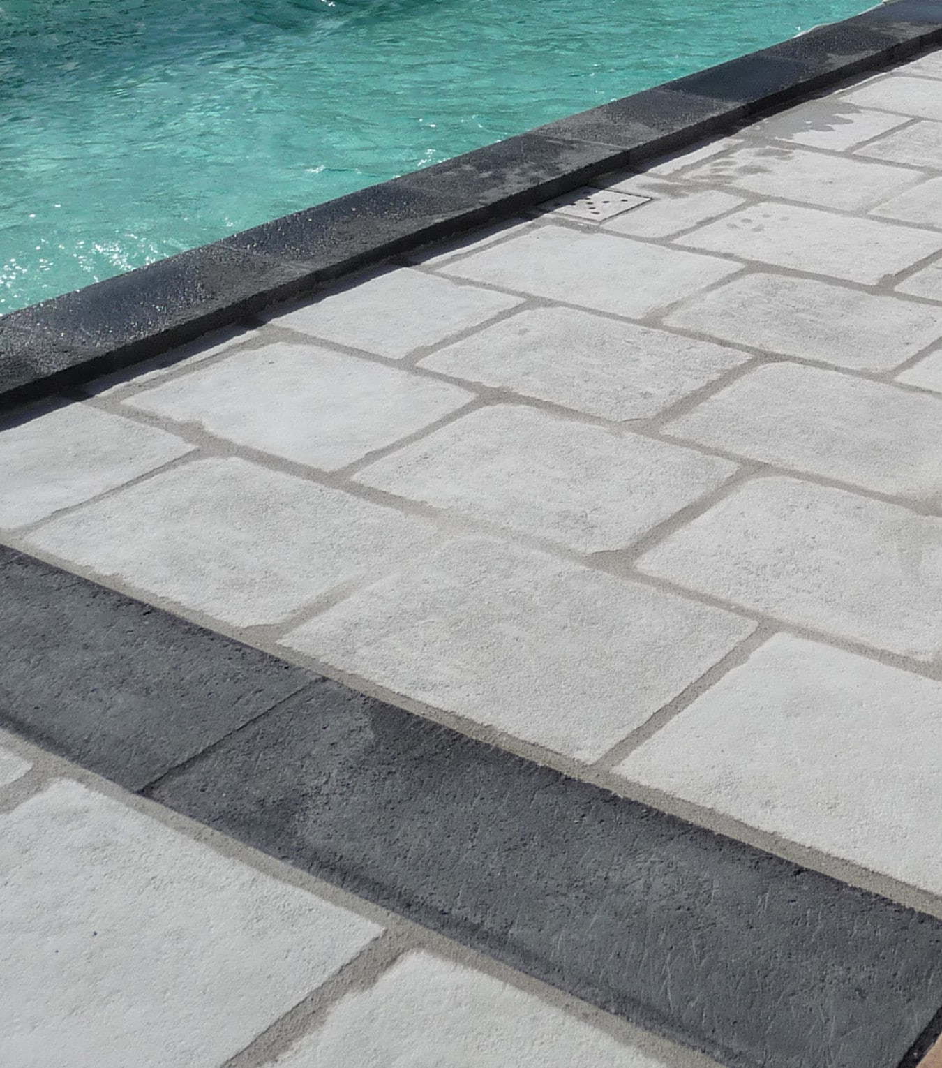 margelle-piscine-anthracite-dallage-gris-béton-premier-prix