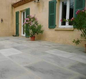 Terrasse en dallage Bastide 85x60 cm Gris Berg. Conception Biodom (34)