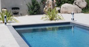 béton-ciré-enduit-piscine-gris-anthracite