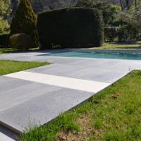 dallage-carrelage-piscine-terrasse-gris-blanc-béton