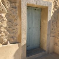 encadrement-porte-pierre-béton-rénovation-Gard