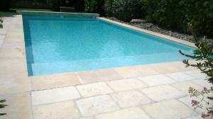 béton-ciré-eau-cristalline-pierre