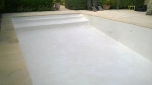 béton-ciré-piscine-pierre