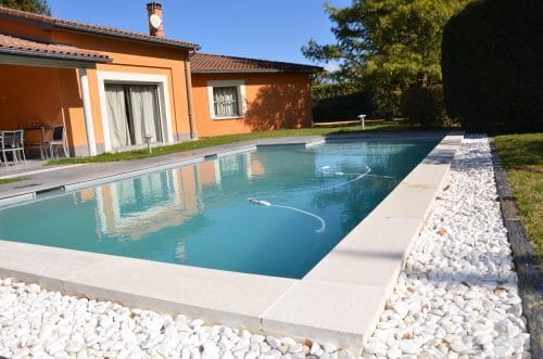 Margelle de piscine blanche en béton