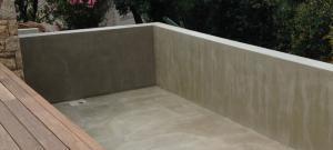 enuit-piscine-béton-ciré-taupe