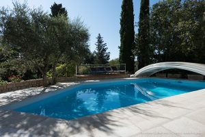 carrelage-piscine-rail-abri-couverture