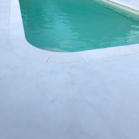 plage piscine béton ciré gris clair