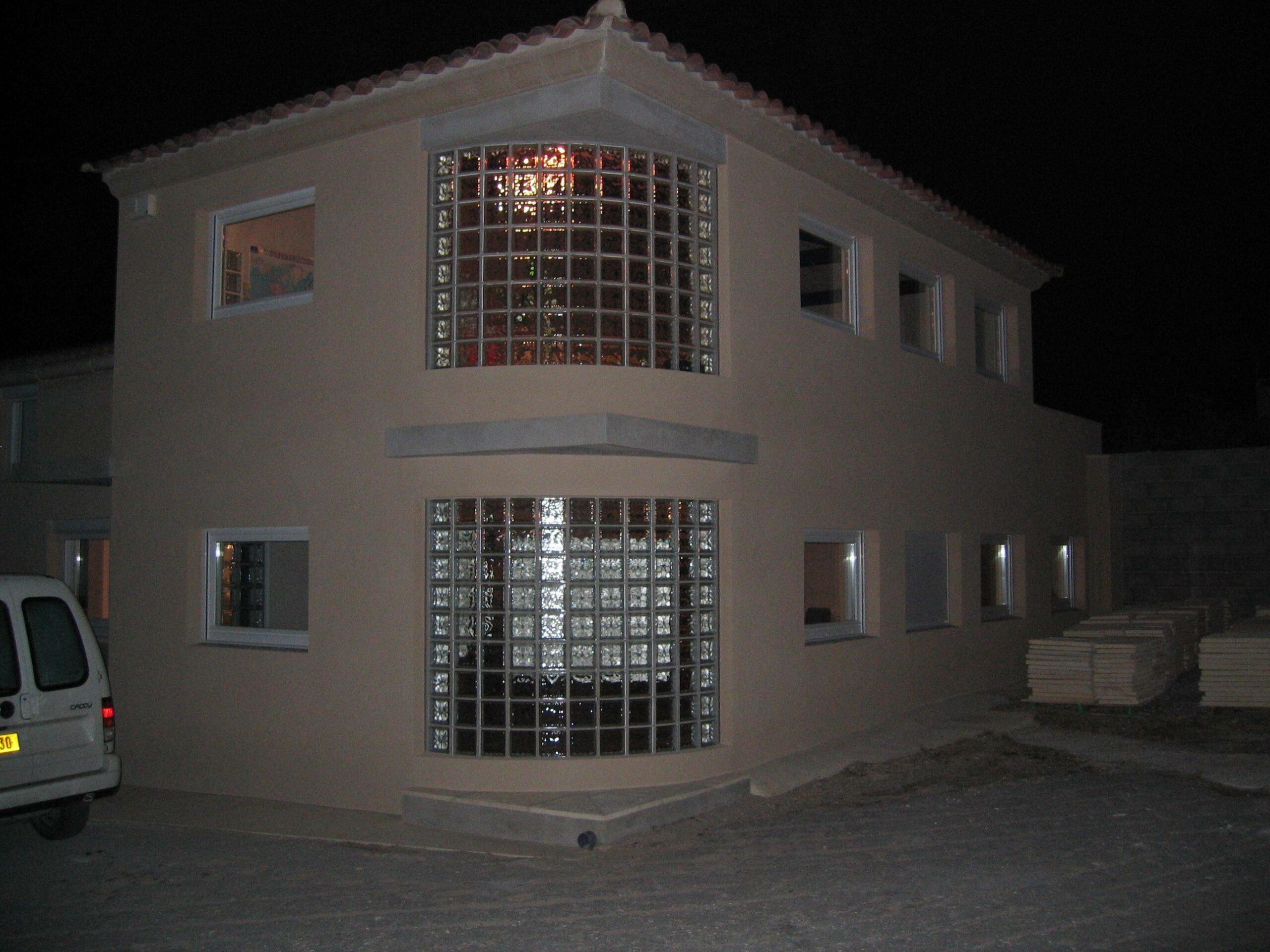 Façade courbe en briques de verre