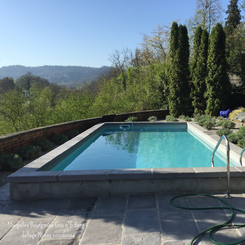 Margelle béton pierre grise piscine Suisse Rouviere Collection