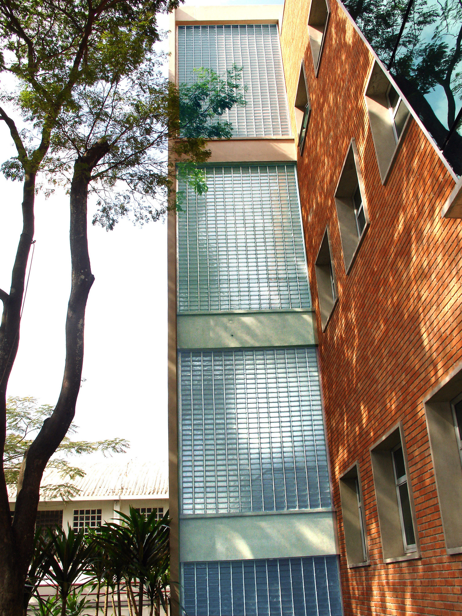 Façade avec briques de verre de ventilation, photo Sevesglassblocks