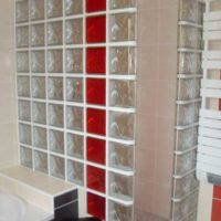 paroi-douche-verre-incolore-rouge