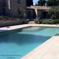 margelles piscine béton aspect pierree Rouviere Collection