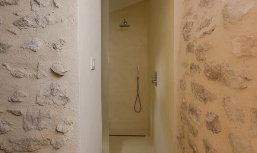 La douche à l’italienne en béton ciré : le rêve de toute salle de bains!