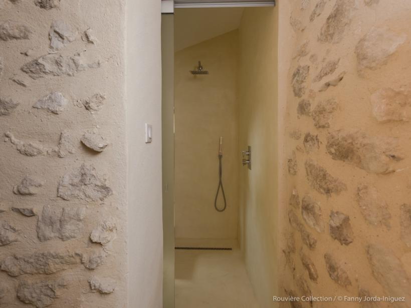 La douche à l’italienne en béton ciré : le rêve de toute salle de bains!