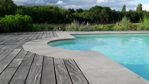 Comment donner un style contemporain à une piscine courbe?