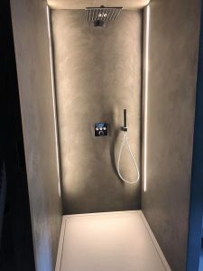 paroi de douche en béton ciré