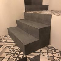 escalier-restaurant-béton-ciré-carrelage-ciment