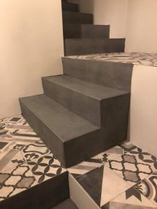 escalier-restaurant-béton-ciré-carrelage-ciment