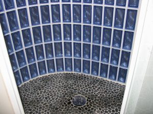 douche-brique-verre-courbe