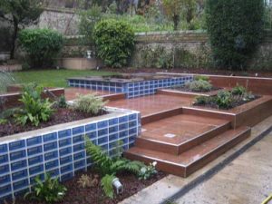 terrasse-jardin-briques-verre-bleu