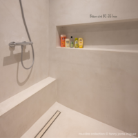 détail de douche avec niche en béton ciré blanc Rouviere Collection