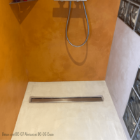 Douche italienne en enduit béton ciré Rouviere Collection orange et gris