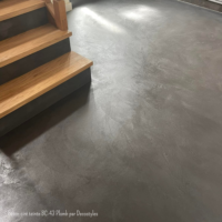 sol et contremarches d'escalier en béton ciré gris foncé Rouviere Collection