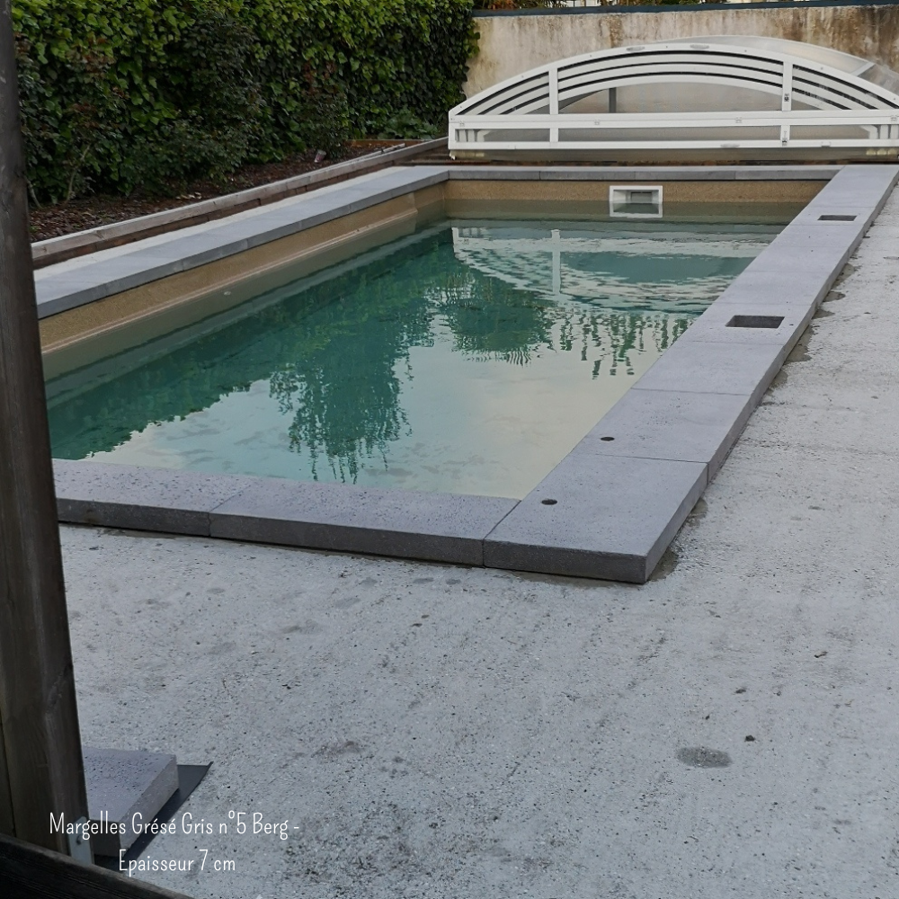 margelles piscine béton gris abri piscine Rouviere Collection