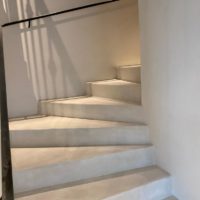 Escalier-hôtel-béton-ciré